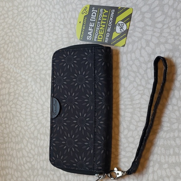 Travelon Travel Wristlet Wallet with ID Protection-Fabulous Condition - Picture 1 of 6
